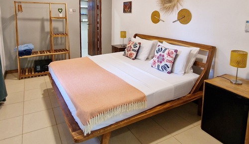 Habitación Confort doble, 1 cama de matrimonio, vistas parciales al mar, en la zona del jardín