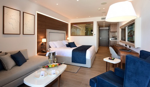 Deluxe Junior Suite Pool Front with Sea View and Private Pool