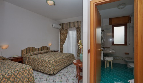 Habitación triple, vistas al jardín