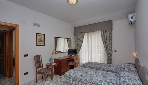 Habitación cuádruple estándar, vistas al jardín