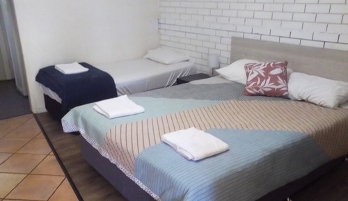 Habitación básica con 2 camas individuales