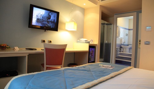 Habitación Confort con 1 cama doble o 2 individuales, balcón, vistas a la ciudad