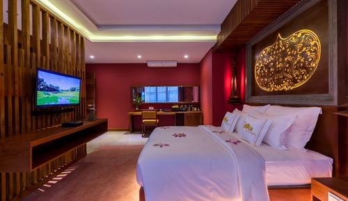 Premier Suite, Bathtub, Balcony with City View