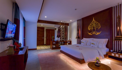 Courtyard Suite, Living Area, Bathtub, Balcony with Pool and Garden View