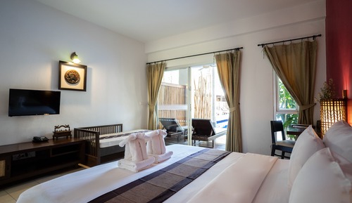 Habitación, acceso a la piscina