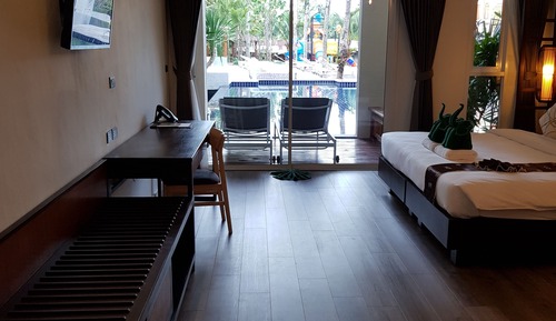 Habitación familiar con 1 cama doble o 2 individuales, acceso a la piscina