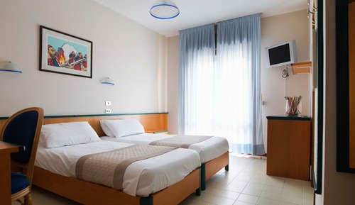 Habitación con 1 cama doble o 2 individuales, vistas parciales al mar