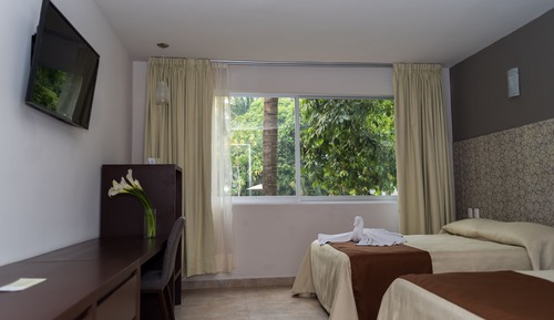 Habitación doble, 2 camas dobles, vistas a la piscina