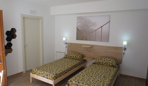 Habitación Confort con 1 cama doble o 2 individuales, baño privado