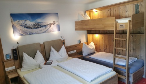 Habitación cuádruple, balcón, vistas a la montaña