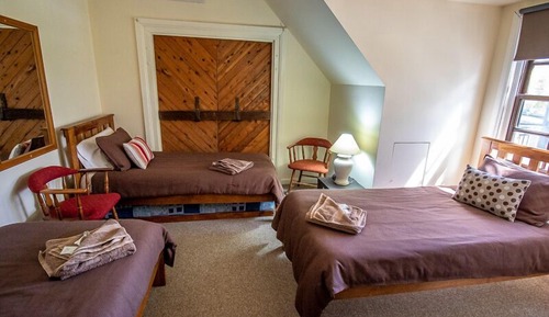 Habitación triple básica, baño compartido (Gold Nugget Room)