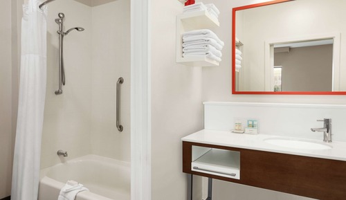 Habitación, 1 cama de matrimonio grande, accesible para personas con discapacidad, bañera