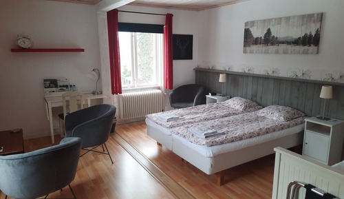 Habitación triple Confort, 3 camas individuales, baño privado, vistas al jardín