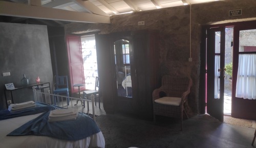 Habitación con 1 cama doble o 2 individuales, en la zona del jardín (SANTIAGO)