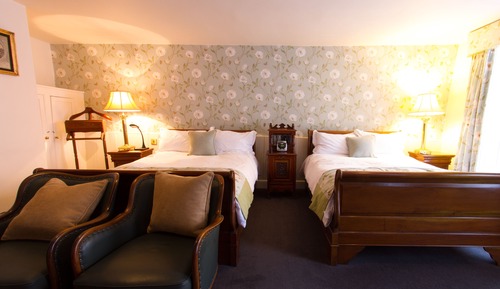 Habitación familiar con 1 cama doble o 2 individuales, 2 camas dobles, baño privado, vistas al patio