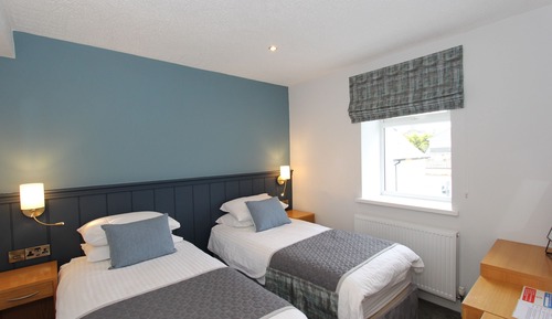 Habitación con 2 camas individuales, baño privado