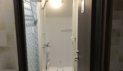 Dormitorio compartido económico, solo para hombres, no fumadores (Capsule Room Lower Row)