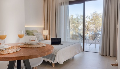 Estudio, balcón, vistas al mar