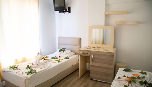 Habitación básica con 2 camas individuales