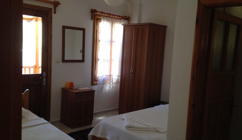 Habitación con 2 camas individuales, balcón