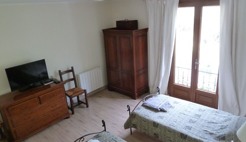 Habitación con 2 camas individuales, baño privado, vistas a la montaña