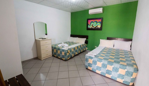 Habitación básica doble, varias camas, no fumadores