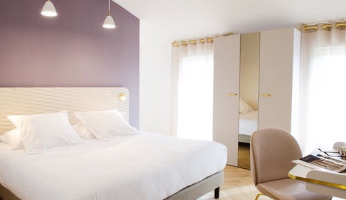 Habitación superior con 1 cama doble o 2 individuales, vistas a la ciudad