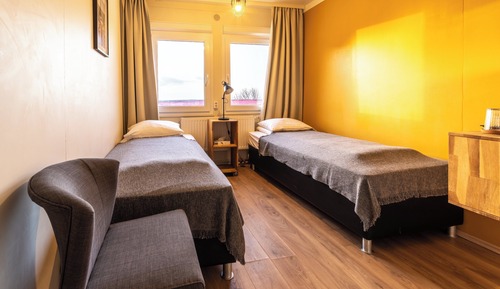 Habitación básica con 2 camas individuales, 2 camas individuales, baño privado