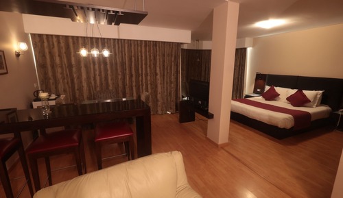 Suite ejecutiva, bañera de hidromasaje, vistas a la piscina