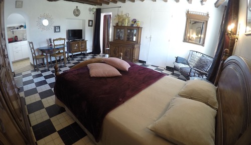 Estudio familiar, baño privado, vistas al patio (Le Studio)