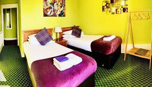 Habitación con 2 camas individuales