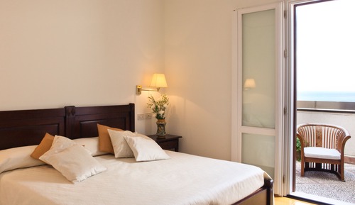 Habitación doble, terraza, vistas parciales al mar