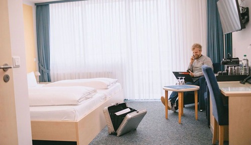 Habitación Confort doble, 1 cama de matrimonio grande, balcón