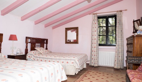 Habitación básica con 2 camas individuales, 1 habitación
