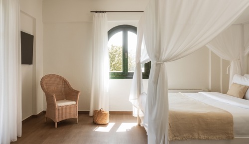 Family Summer Home Shaded Veranda & Gardens