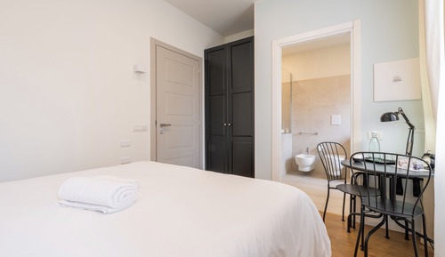 Poetto, deluxe single, en-suite bathroom