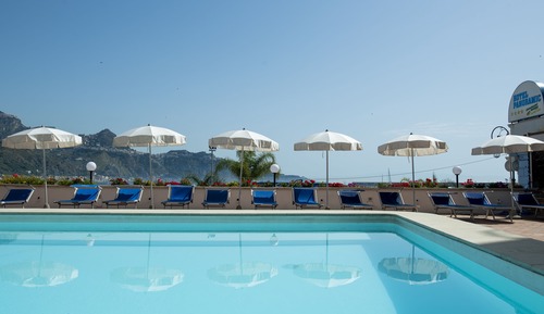 Habitación superior con 1 cama doble o 2 individuales, 1 habitación, vistas al mar