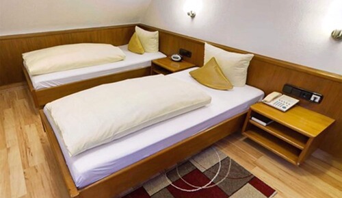 Habitación básica con 2 camas individuales