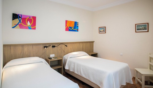 Habitación con 2 camas individuales