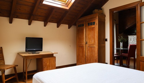 Ático, baño privado (semi rustico )