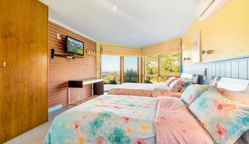 Habitación triple familiar, vistas parciales al mar