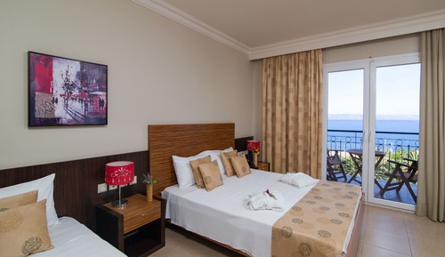 Habitación familiar, vistas al mar, junto a la piscina