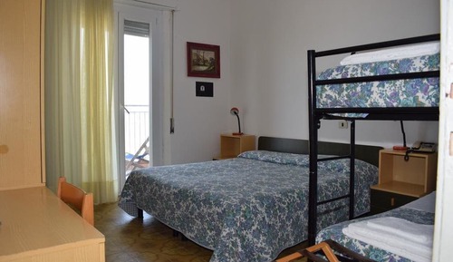 Habitación superior con 1 cama doble o 2 individuales, vistas al mar