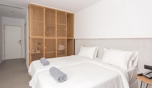 Habitación superior con 1 cama doble o 2 individuales