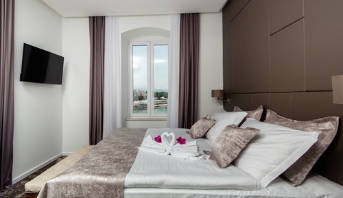 Luxury Double or Twin Room, Private Bathroom, Beach View 2