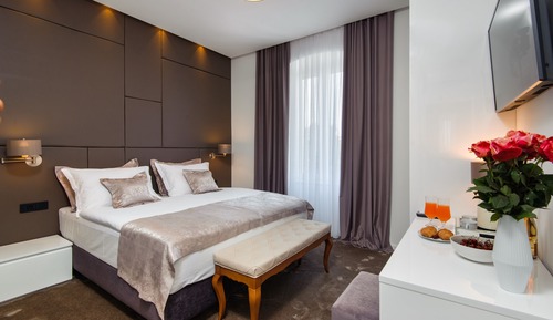 Luxury Double Room, 1 King Bed, Private Bathroom, City View 4