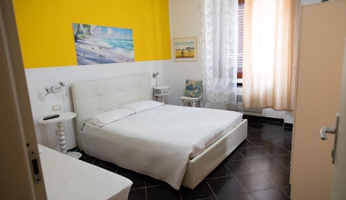 Habitación triple, cocina básica