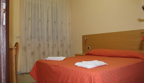 Habitación económica con 1 cama doble o 2 individuales