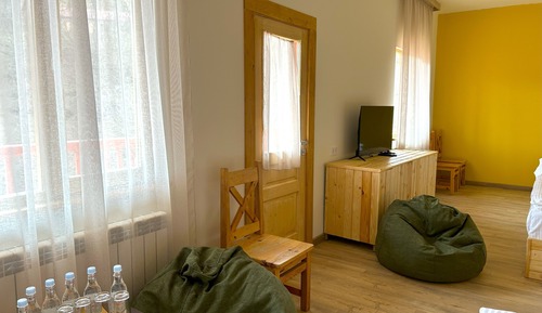 Habitación familiar, varias camas, balcón, vistas al río