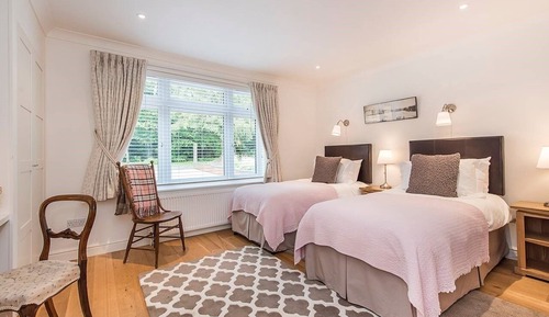 Habitación superior con 2 camas individuales, baño privado, vistas al parque